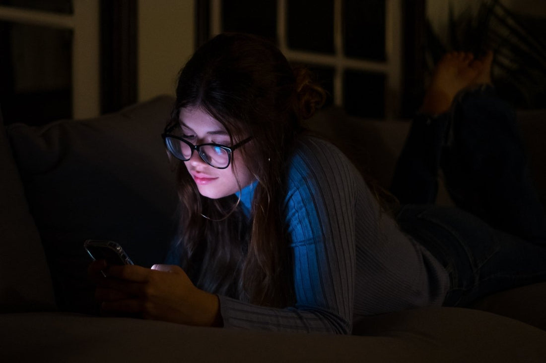 Can Blue Light from Screens Worsen Hyperpigmentation? What the Evidence Says - Dr. Su
